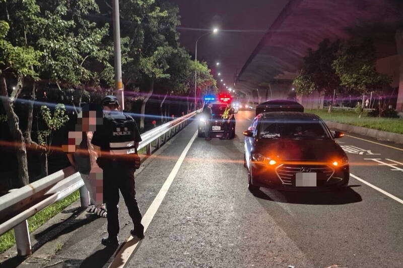张女肇事后在路边等待警方到场处理。(民众提供)<h4>☆饮酒过量 有害健康 禁止酒驾☆</h4> 张女肇事后在路边等待警方到场处理。(民众提供)<h4>☆饮酒过量 有害健康 禁止酒驾☆</h4>