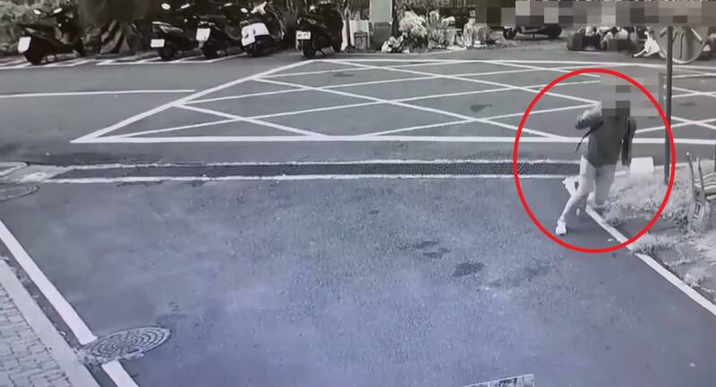 张男因为2名员警靠近,拔腿就跑,一路转进小巷内。(记者徐圣伦翻摄) 张男因为2名员警靠近,拔腿就跑,一路转进小巷内。(记者徐圣伦翻摄)