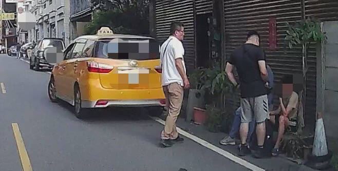 北斗警方在一民宅前逮捕诈骗车手。(警方提供) 北斗警方在一民宅前逮捕诈骗车手。(警方提供)