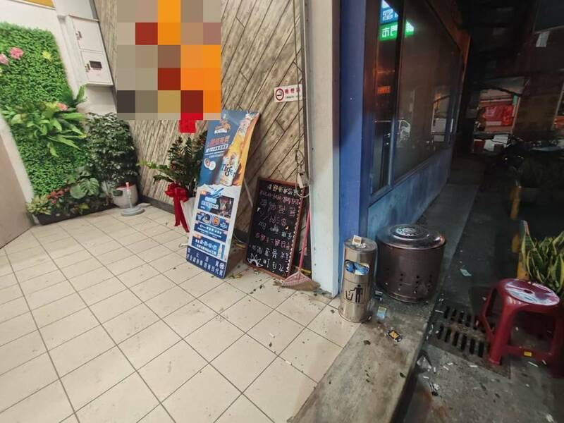 案发的餐厅一片狼藉。(记者张瑞桢翻摄) 案发的餐厅一片狼藉。(记者张瑞桢翻摄)