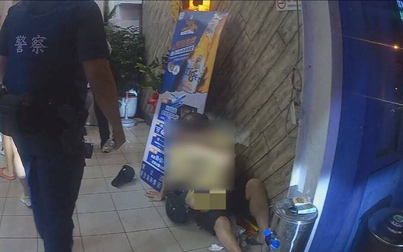 警方对王男(图中)喷洒辣椒水,王男瞬间丧失战斗力。(记者张瑞桢翻摄) 警方对王男(图中)喷洒辣椒水,王男瞬间丧失战斗力。(记者张瑞桢翻摄)