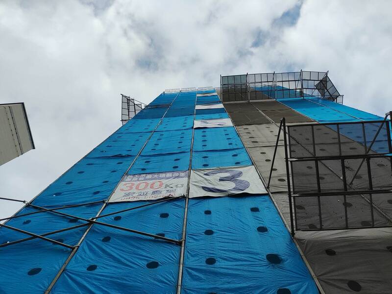 林男自工地9楼坠落。(记者王冠仁翻摄) 林男自工地9楼坠落。(记者王冠仁翻摄)