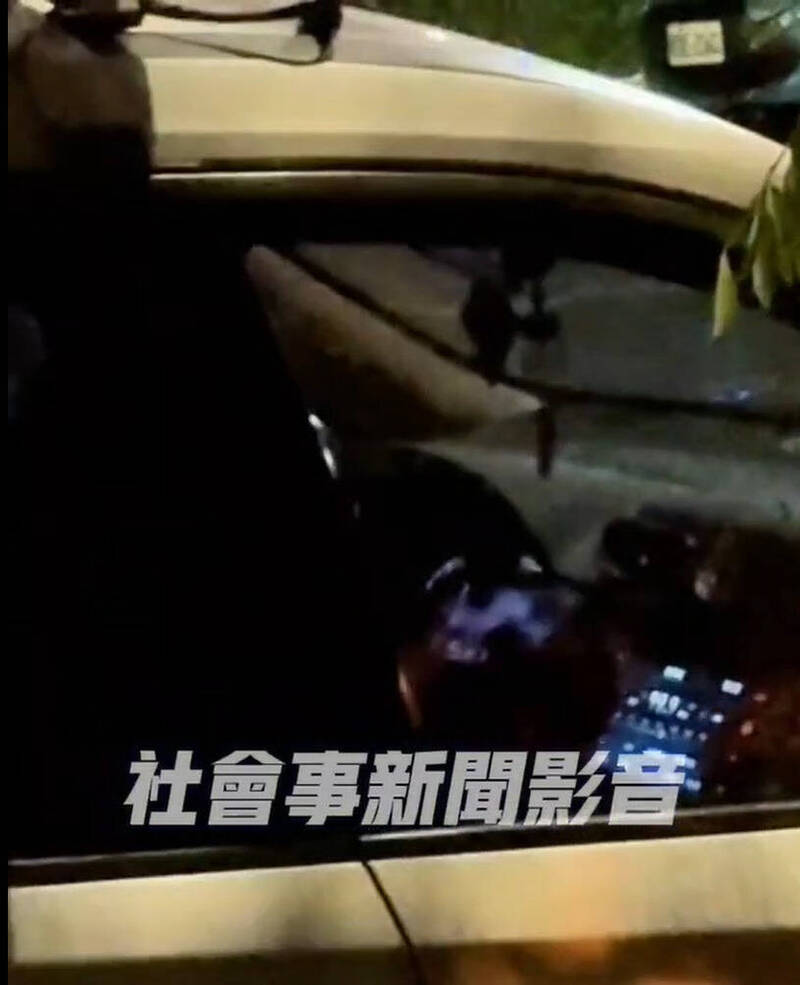 民众隔著警车车窗拍下警员坐在副驾驶座上玩手游。(撷取自社会事新闻影音) 民众隔著警车车窗拍下警员坐在副驾驶座上玩手游。(撷取自社会事新闻影音)