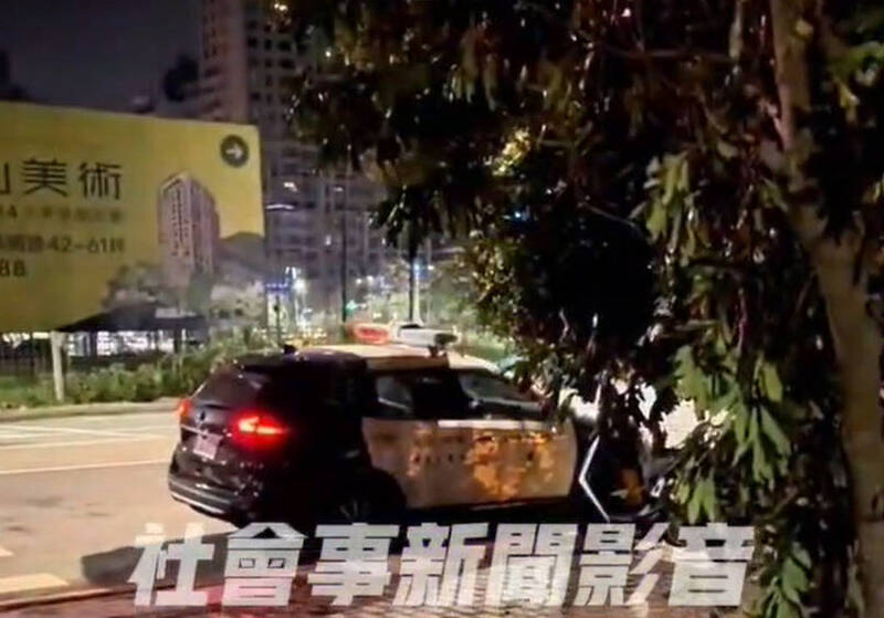 民众深夜发现警车停放于路口,但车上警员却坐在副驾驶座上玩手游,将夸张行程全拍下。(撷取自社会事新闻影音) 民众深夜发现警车停放于路口,但车上警员却坐在副驾驶座上玩手游,将夸张行程全拍下。(撷取自社会事新闻影音)