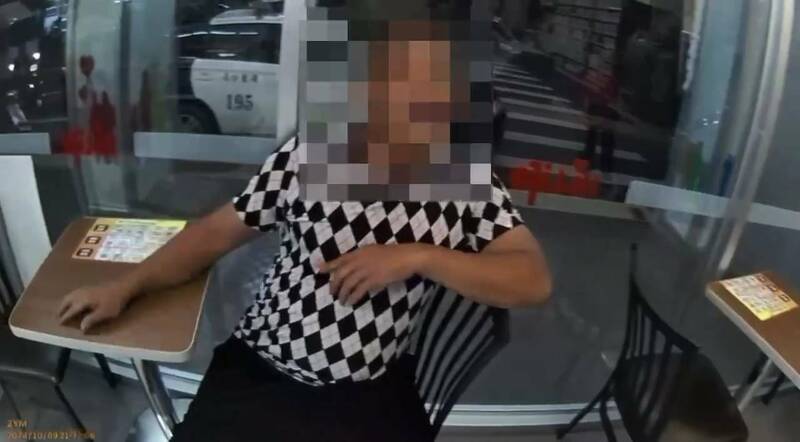 李姓男子在超商内大小声。(图:屏东警分局提供) 李姓男子在超商内大小声。(图:屏东警分局提供)