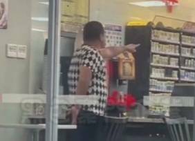 李姓男子在超商内对女店员大小声,作势要攻击。(图:屏东警分局提供) 李姓男子在超商内对女店员大小声,作势要攻击。(图:屏东警分局提供)