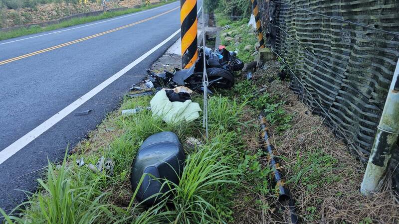 机车撞击路边电杆。(图由民众提供) 机车撞击路边电杆。(图由民众提供)