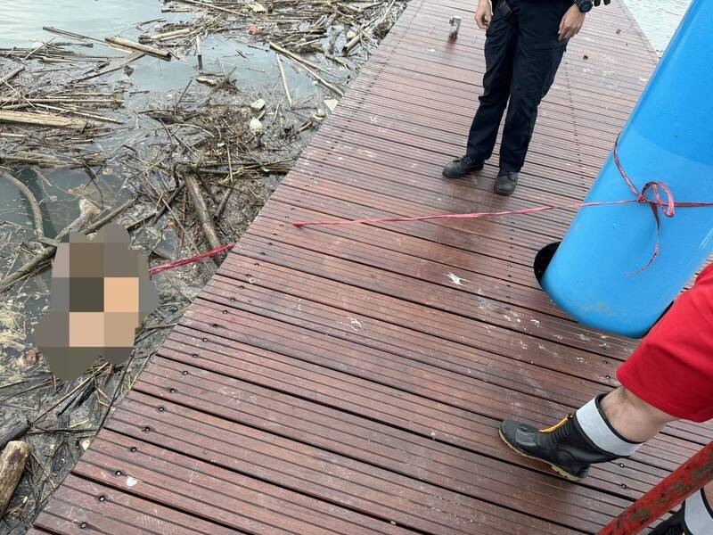 民众在百龄码头发现一具无头浮尸。(记者王冠仁翻摄) 民众在百龄码头发现一具无头浮尸。(记者王冠仁翻摄)