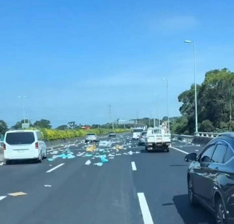 卫生纸散落国道。(撷取自社会事新闻影音) 卫生纸散落国道。(撷取自社会事新闻影音)