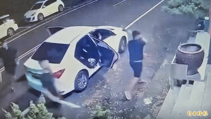台南酒店国庆日发生溅血斗殴,以及不久的「球棒队」砸店事件,警方调查竟是经纪头与国小仇敌巧遇,才衍生暴力事件,已介入调查同时进行约制。(记者王捷摄) 台南酒店国庆日发生溅血斗殴,以及不久的「球棒队」砸店事件,警方调查竟是经纪头与国小仇敌巧遇,才衍生暴力事件,已介入调查同时进行约制。(记者王捷摄)