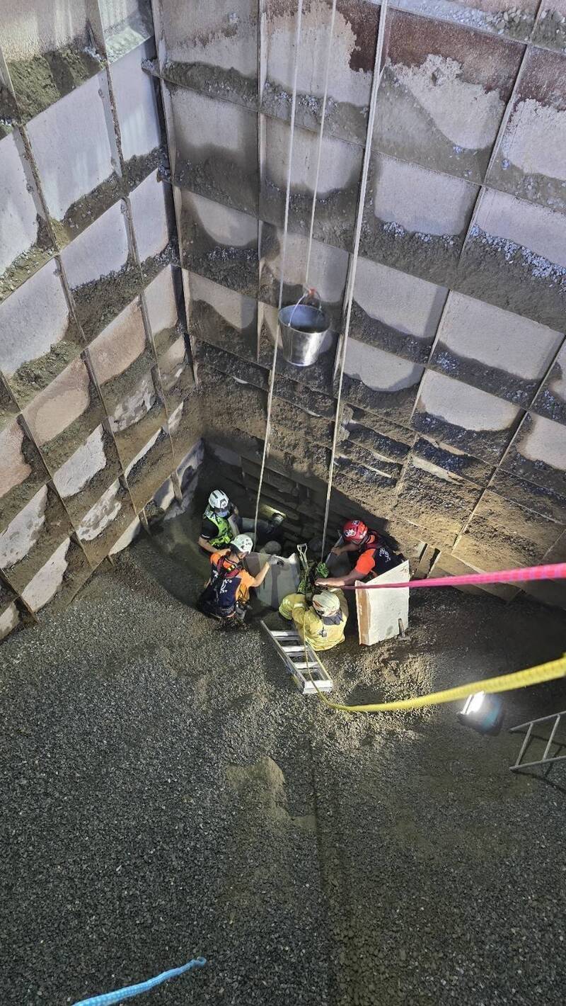 斗六市一家预拌泥凝场今天早上发生一名移工跌落10米深砂石坑全身遭掩埋只露出头,消防人员救出无生命危险。(图由民众提供) 斗六市一家预拌泥凝场今天早上发生一名移工跌落10米深砂石坑全身遭掩埋只露出头,消防人员救出无生命危险。(图由民众提供)
