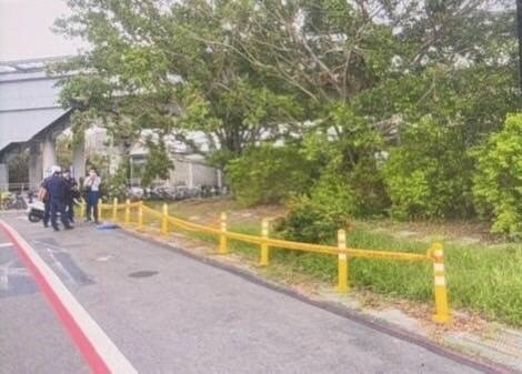 大寮捷运站绿地上赫见男尸,警方正确认死者身分。(图由民众提供) 大寮捷运站绿地上赫见男尸,警方正确认死者身分。(图由民众提供)
