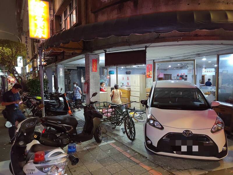 75岁柳姓老翁开轿车载妻子点左转闯红灯,与对向公车发生碰撞,轿车失控冲进骑楼家具行。(记者郑景议翻摄) 75岁柳姓老翁开轿车载妻子点左转闯红灯,与对向公车发生碰撞,轿车失控冲进骑楼家具行。(记者郑景议翻摄)