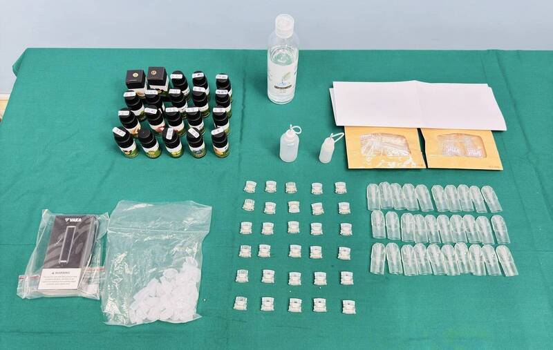 陈女贩售丧尸烟弹,被查扣到3级毒品依托咪酯原料8.5公克、丧尸烟弹2颗、调配烟弹食用油20瓶等。 (民众提供) 陈女贩售丧尸烟弹,被查扣到3级毒品依托咪酯原料8.5公克、丧尸烟弹2颗、调配烟弹食用油20瓶等。 (民众提供)