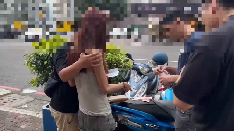 陈女网路贩售新兴毒品丧尸烟弹,面交时遭埋伏员警逮捕。(民众提供) 陈女网路贩售新兴毒品丧尸烟弹,面交时遭埋伏员警逮捕。(民众提供)