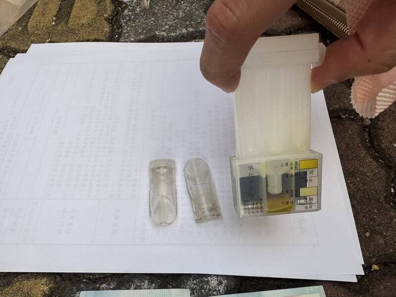 警方在陈女身上查扣制作丧尸烟弹的3级毒品依托咪酯原料。(民众提供) 警方在陈女身上查扣制作丧尸烟弹的3级毒品依托咪酯原料。(民众提供)