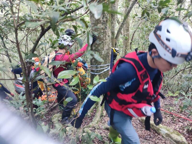 叶男与友人要去复兴区四棱温泉,涉溪时突心肺功能停止,消防救护人员到场救援。(记者黄政嘉翻摄) 叶男与友人要去复兴区四棱温泉,涉溪时突心肺功能停止,消防救护人员到场救援。(记者黄政嘉翻摄)