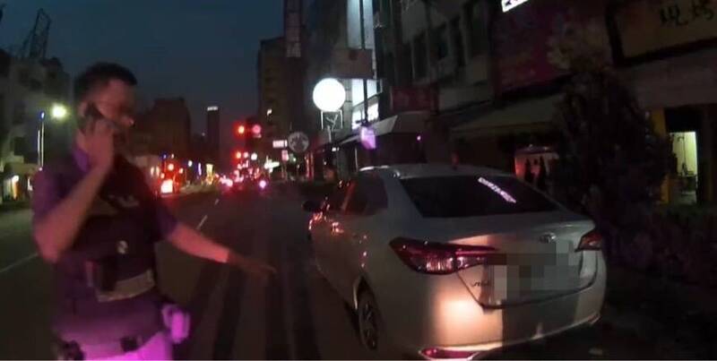 警方获报到场处置,并寻找肇事驾驶。(民众提供) 警方获报到场处置,并寻找肇事驾驶。(民众提供)