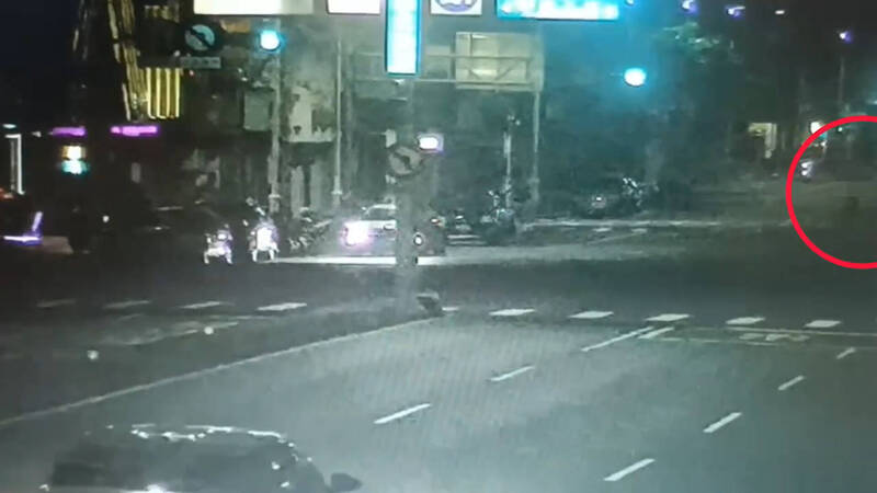 92岁妇人清晨过马路时,遭1辆银色轿车辗毙,轿车驾驶却弃车逃逸。(民众提供) 92岁妇人清晨过马路时,遭1辆银色轿车辗毙,轿车驾驶却弃车逃逸。(民众提供)