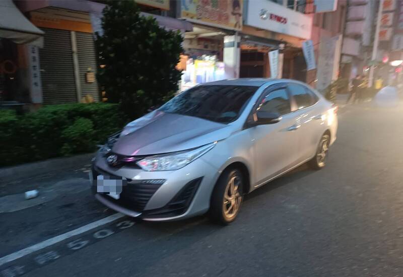 银色轿车撞死妇人后留在现场,驾驶却弃车逃逸。(民众提供) 银色轿车撞死妇人后留在现场,驾驶却弃车逃逸。(民众提供)