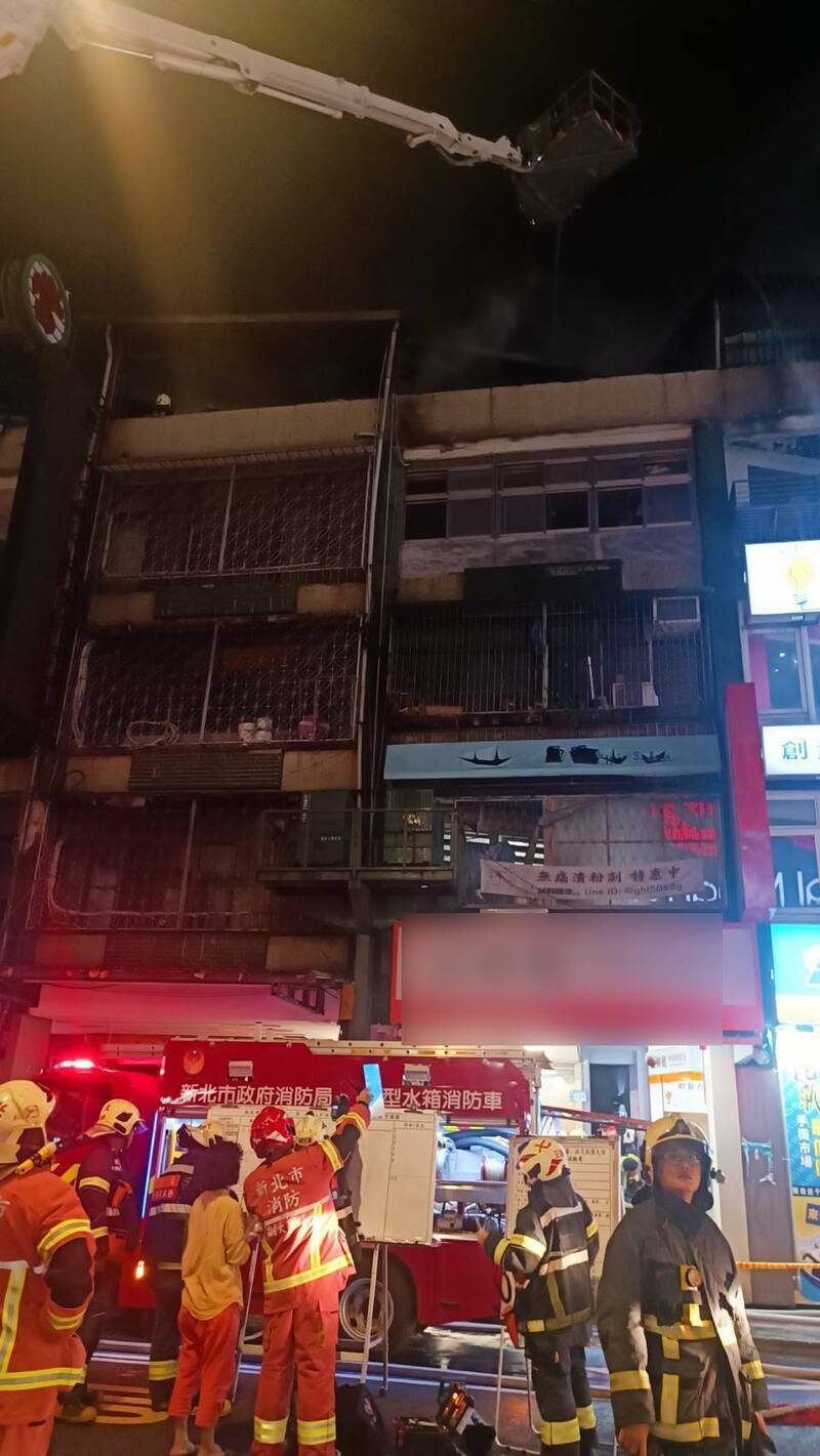 新北市中和区中山路3段一处4楼铁皮顶加,10日晚间9时许发生火警。(记者郑景议翻摄) 新北市中和区中山路3段一处4楼铁皮顶加,10日晚间9时许发生火警。(记者郑景议翻摄)