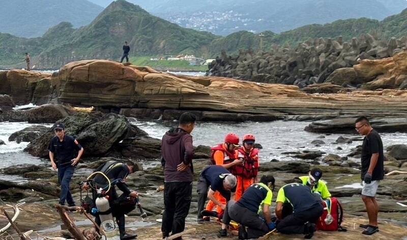 陈姓男子今天上午与2名潜伴在基隆望海巷海域潜水时,被陈姓潜伴发现陷入昏迷;经陈姓潜伴将他救上岸送医急救,陈男仍溺水不治。(记者林嘉东翻摄) 陈姓男子今天上午与2名潜伴在基隆望海巷海域潜水时,被陈姓潜伴发现陷入昏迷;经陈姓潜伴将他救上岸送医急救,陈男仍溺水不治。(记者林嘉东翻摄)