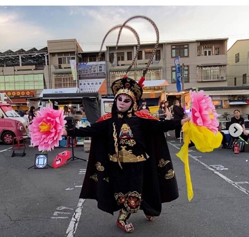 林男具有台中街头艺人证照,昨从南投妖怪村演出收工,开车到云林姑姑家,却遇死劫。(撷取林男社群帐号) 林男具有台中街头艺人证照,昨从南投妖怪村演出收工,开车到云林姑姑家,却遇死劫。(撷取林男社群帐号)