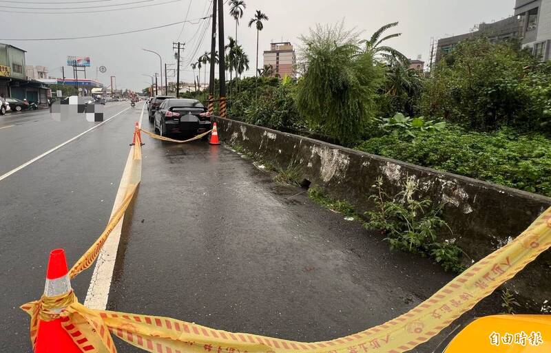 据了解,死者倒地处为距卡拉OK约50公尺的路旁。(记者罗欣贞摄) 据了解,死者倒地处为距卡拉OK约50公尺的路旁。(记者罗欣贞摄)