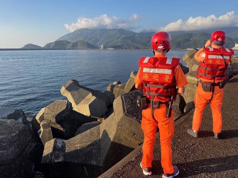 海巡署人员在南方澳周边搜寻失联船长下落。(图由海巡署提供) 海巡署人员在南方澳周边搜寻失联船长下落。(图由海巡署提供)