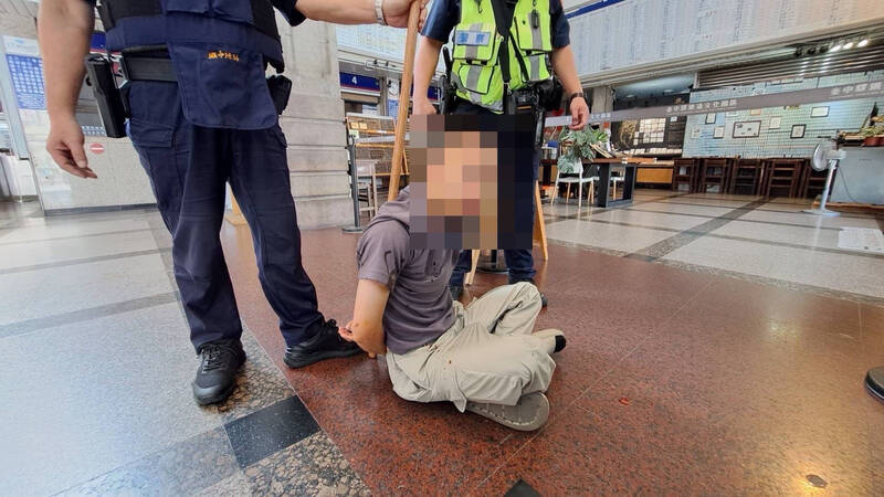 蒋男被当场逮捕带回侦办。(警方提供) 蒋男被当场逮捕带回侦办。(警方提供)