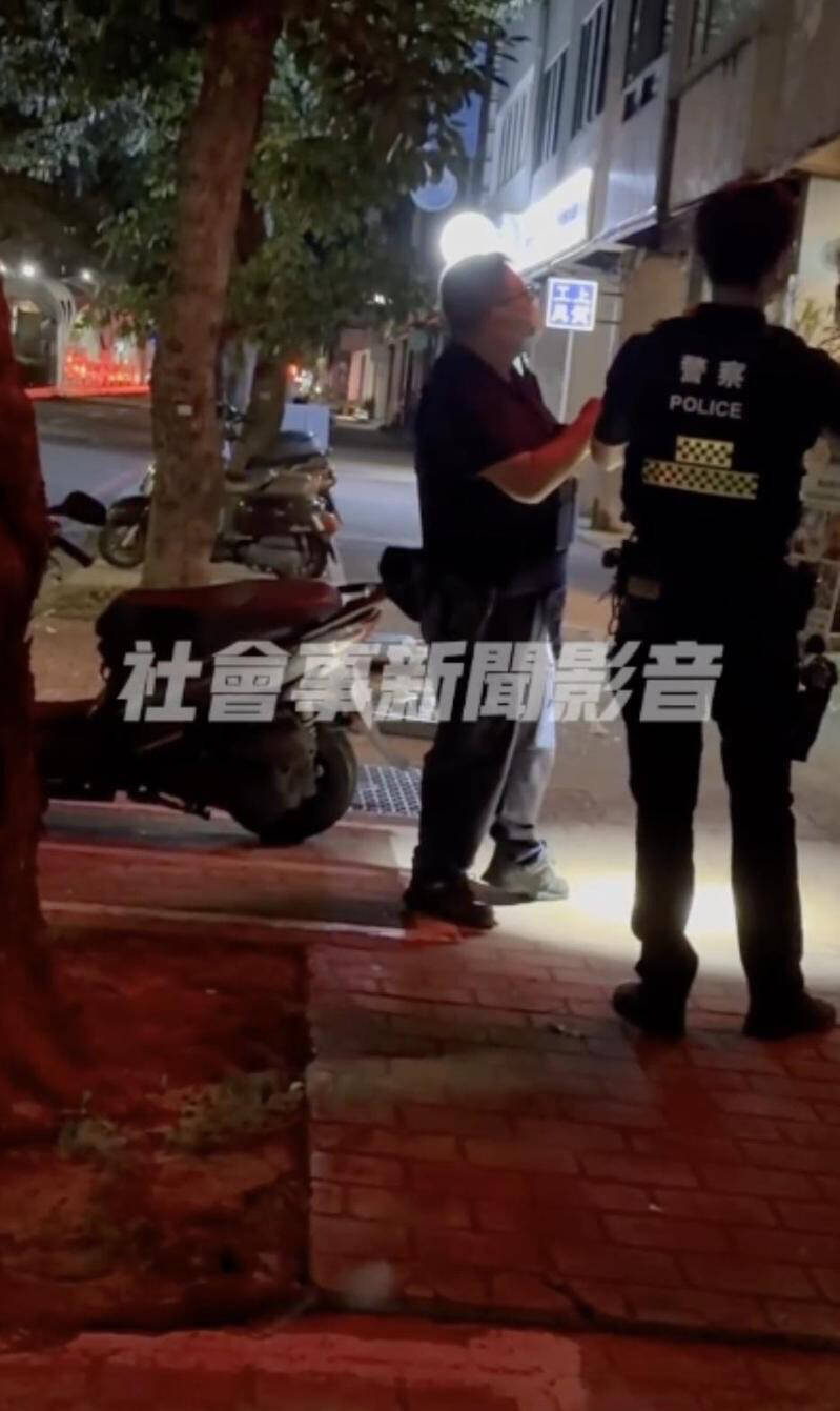 台中市台湾大道二段今天凌晨突然有电视机、玻璃瓶从天而降砸在人行道上,警方获报到场处理。(撷自「社会事新闻影音」) 台中市台湾大道二段今天凌晨突然有电视机、玻璃瓶从天而降砸在人行道上,警方获报到场处理。(撷自「社会事新闻影音」)