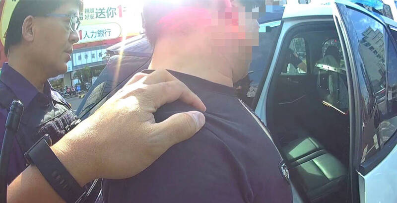 警方当场逮捕雷姓毒品通缉犯。(警方提供) 警方当场逮捕雷姓毒品通缉犯。(警方提供)