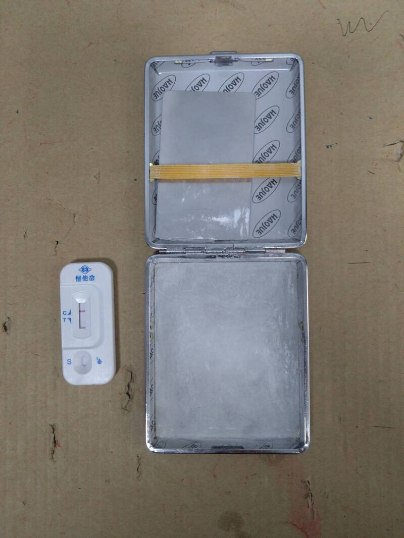 警方另在车内查扣含K他命残渣的K盘。(警方提供) 警方另在车内查扣含K他命残渣的K盘。(警方提供)