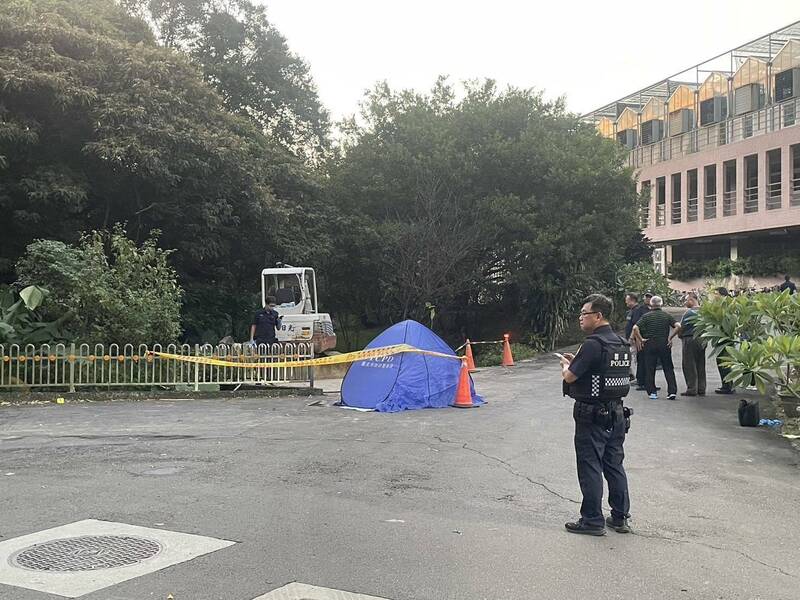 中央研究院今天下午4时许,发生妇人倒卧在水沟内身亡,警方随即封锁现场调查,初步排除有外力介入。(记者陆运锋翻摄) 中央研究院今天下午4时许,发生妇人倒卧在水沟内身亡,警方随即封锁现场调查,初步排除有外力介入。(记者陆运锋翻摄)