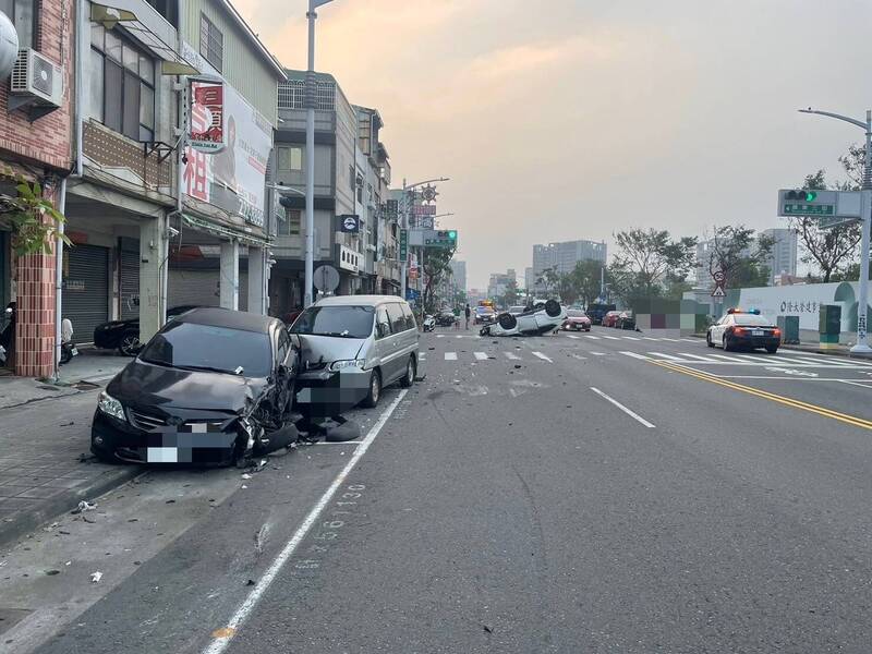 白色轿车擦撞路旁车辆后翻覆。(图由民众提供) 白色轿车擦撞路旁车辆后翻覆。(图由民众提供)