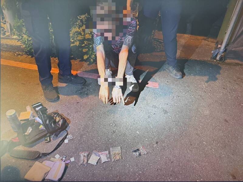 孙姓男子因行迹可疑,被警方拦查,在他身上起出毒品及子弹。(警方提供) 孙姓男子因行迹可疑,被警方拦查,在他身上起出毒品及子弹。(警方提供)