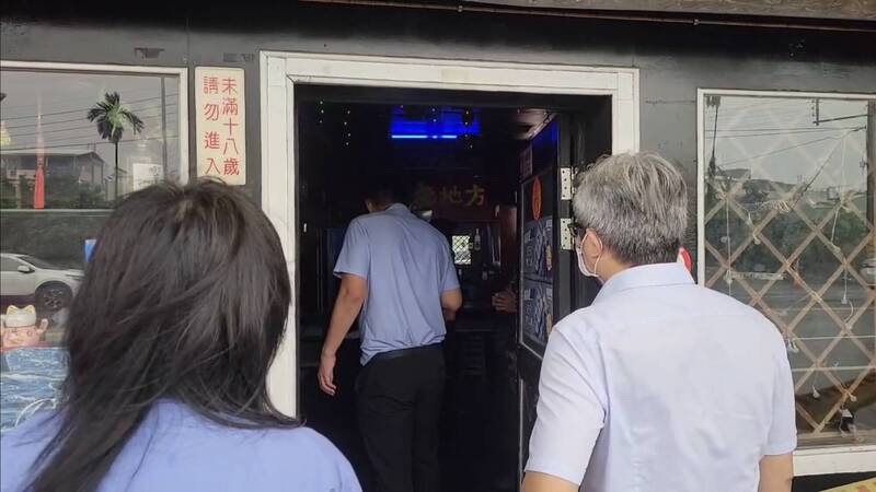 屏市一家卡拉OK今天凌晨发生命案,检警前往调查。(读者提供) 屏市一家卡拉OK今天凌晨发生命案,检警前往调查。(读者提供)