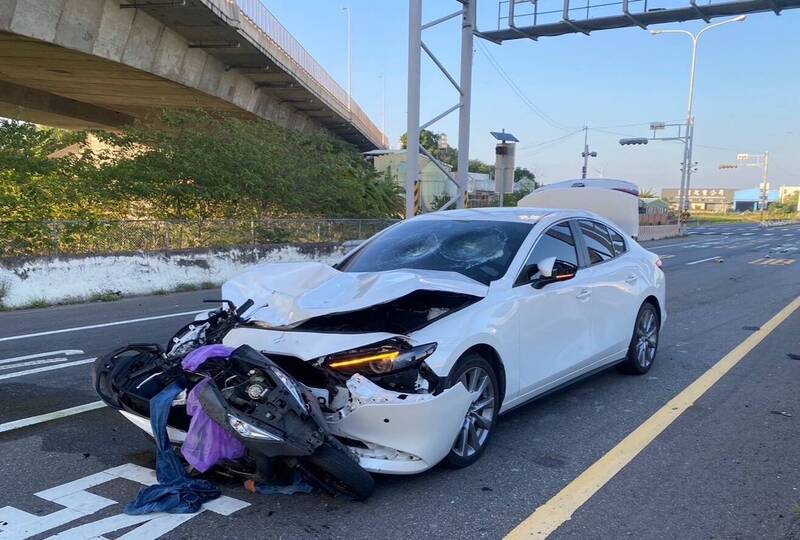 台61线竹南段平面路口车祸,机车骑士与后座乘客失去意识。(民众提供) 台61线竹南段平面路口车祸,机车骑士与后座乘客失去意识。(民众提供)