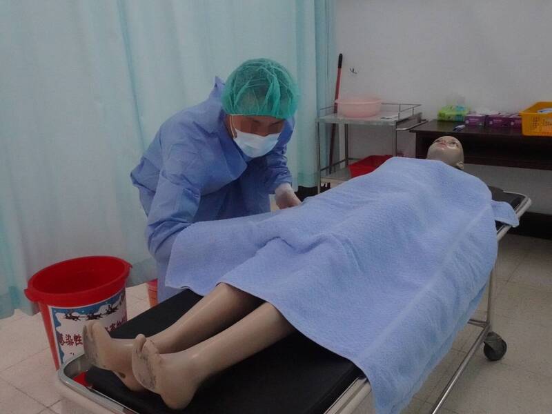 云林第二监狱开办「丧礼服务」丙级技术士班,参训学员以假人练习如何替往生者洗身。(云林第二监狱提供) 云林第二监狱开办「丧礼服务」丙级技术士班,参训学员以假人练习如何替往生者洗身。(云林第二监狱提供)