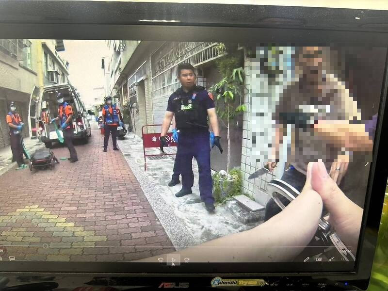 台南警方执行强制就医任务,民众突持刀刺向警员腹部,还好防弹背心救了警员一命。(民众提供) 台南警方执行强制就医任务,民众突持刀刺向警员腹部,还好防弹背心救了警员一命。(民众提供)
