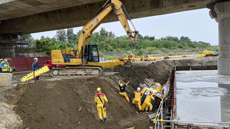 工程水箱车翻覆,驾驶受困,消防人员救出40岁男子无呼吸心跳,送往旗山医院急救。(屏县消防局提供) 工程水箱车翻覆,驾驶受困,消防人员救出40岁男子无呼吸心跳,送往旗山医院急救。(屏县消防局提供)