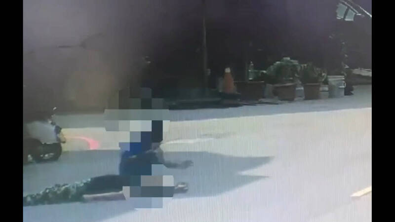 康男(蓝衣者)与洪男(躺地者)一早在杂货店喝酒,却在酒后发生口角,双方打到马路上。(民众提供) 康男(蓝衣者)与洪男(躺地者)一早在杂货店喝酒,却在酒后发生口角,双方打到马路上。(民众提供)