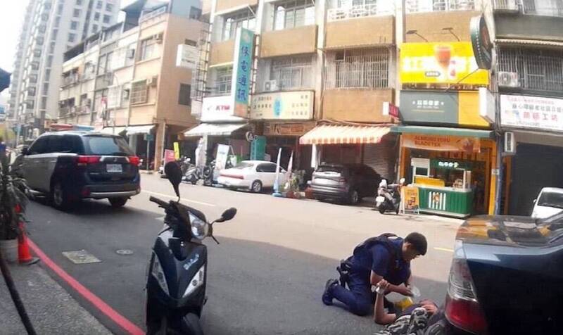 洪姓男子与友人喝酒打架,警方到场时仍因酒醉体力不支躺在马路上,脸部则有被殴打的擦挫伤。(民众提供) 洪姓男子与友人喝酒打架,警方到场时仍因酒醉体力不支躺在马路上,脸部则有被殴打的擦挫伤。(民众提供)