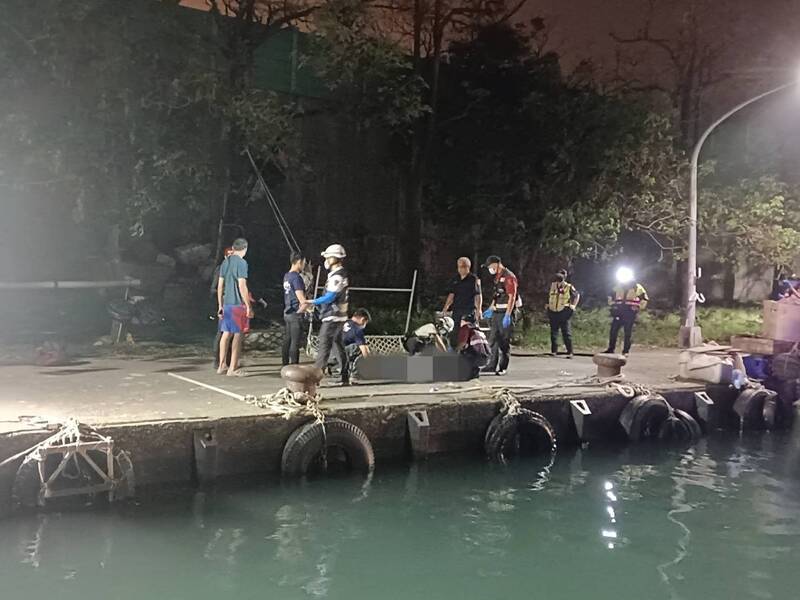 警消合力将落水妇人救上岸。(图由民众提供)
警消合力将落水妇人救上岸。(图由民众提供)