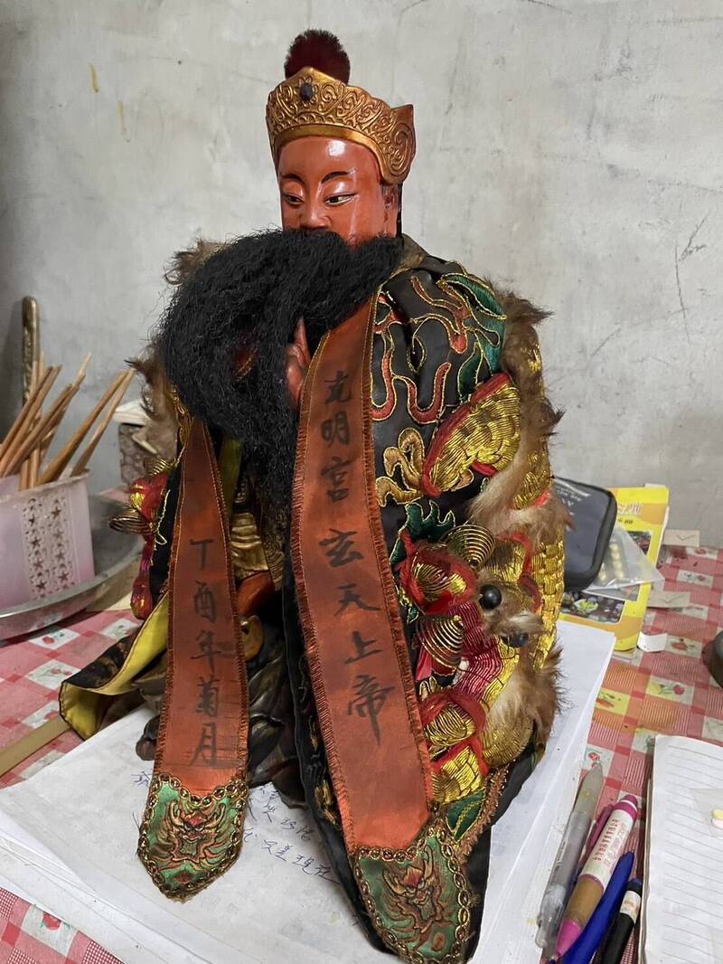 南投竹山克明宫一尊玄天上帝神像遭偷走,警方隔天就查获毒品惯窃,甚至在住处起出毒品安非他命,讯后被移送法办。(竹山警方提供) 南投竹山克明宫一尊玄天上帝神像遭偷走,警方隔天就查获毒品惯窃,甚至在住处起出毒品安非他命,讯后被移送法办。(竹山警方提供)