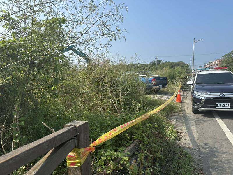 高市梓官区嘉展路一处空地,今天上午8点多进行整地时,赫然发现疑似人骨遗骸。(民众提供) 高市梓官区嘉展路一处空地,今天上午8点多进行整地时,赫然发现疑似人骨遗骸。(民众提供)