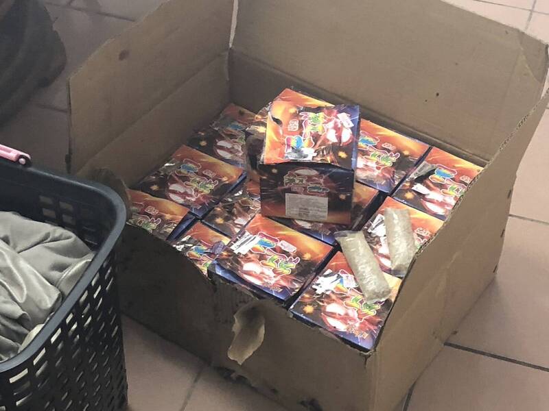 消防员于现场找到一箱烟火爆竹,已经用掉四盒,共24发。(记者张瑞桢翻摄) 消防员于现场找到一箱烟火爆竹,已经用掉四盒,共24发。(记者张瑞桢翻摄)
