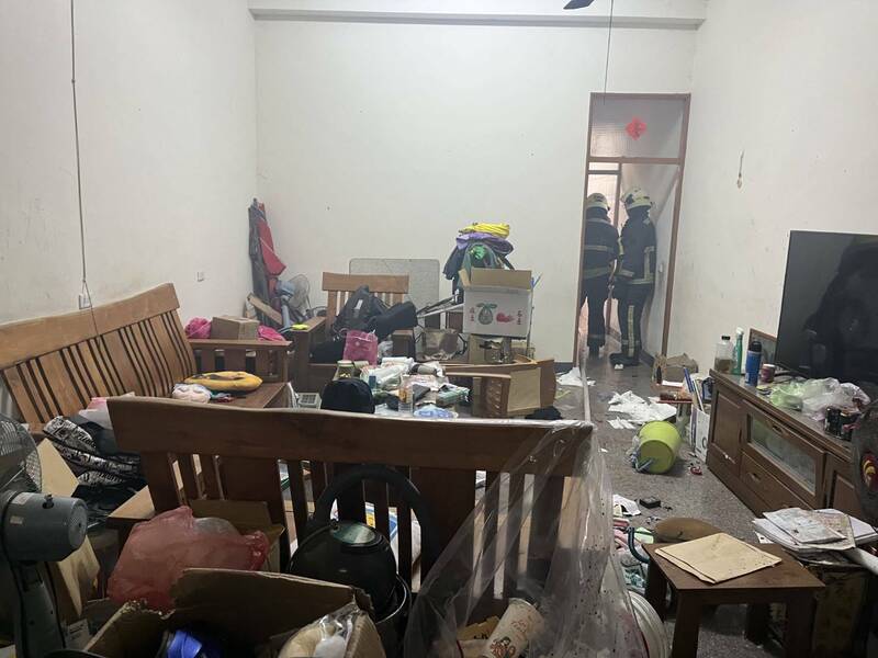 客厅被炸现场一片狼籍,消防员把右手掌被炸烂的王姓学生等3人送医。(民众提供) 客厅被炸现场一片狼籍,消防员把右手掌被炸烂的王姓学生等3人送医。(民众提供)