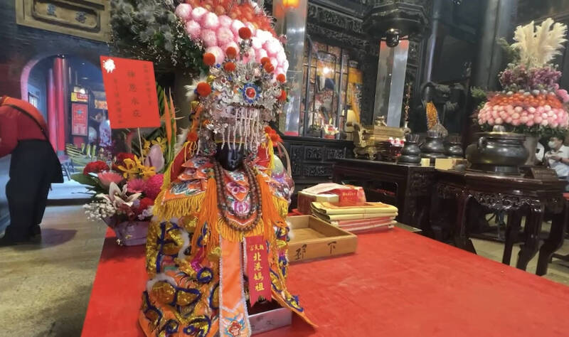 北港妈祖朝天宫神像日前遭PO上网拍卖,最后由买家无偿将神像奉还归位。(民众提供) 北港妈祖朝天宫神像日前遭PO上网拍卖,最后由买家无偿将神像奉还归位。(民众提供)