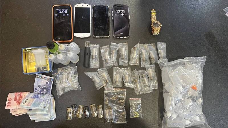 37岁吴姓男子及其41岁连姓女友,隐身新店山区别墅豪宅,不但在网路贩售「丧尸烟弹」,还以豪宅作为分装场及出货据点。 (记者郑景议翻摄) 37岁吴姓男子及其41岁连姓女友,隐身新店山区别墅豪宅,不但在网路贩售「丧尸烟弹」,还以豪宅作为分装场及出货据点。 (记者郑景议翻摄)